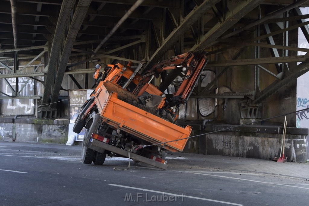 LKW blieb unter Bruecke haengen Koeln Deutz Deutz Muelheimerstr P004.JPG - Miklos Laubert